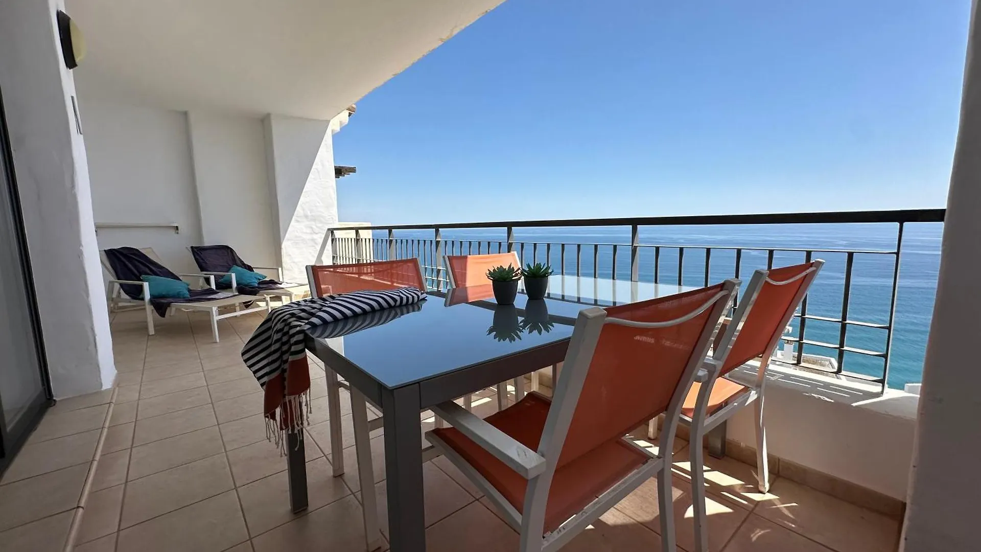 Apartamento Frente Al Mar Con Parking Privado Torrox
